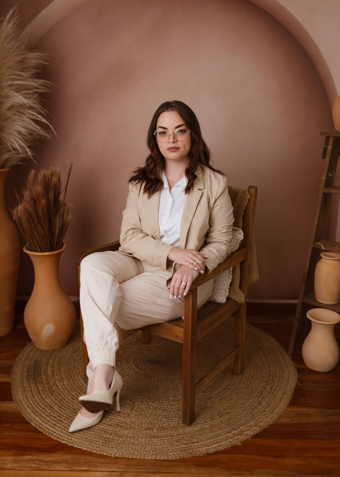 Gyovanna Quiles sentada